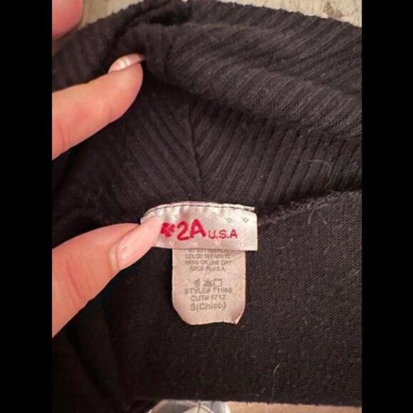 Chic and Cozy: Elevate Your Wardrobe with Black Short Sleeve Sweater Shirt - Picture 2 of 2